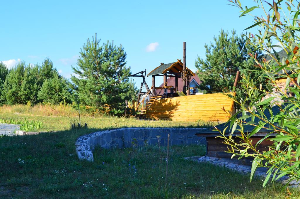 Отель Гостевая усадьба Кот Баюн и Кривая Уточка Teterivka Экстерьер фото